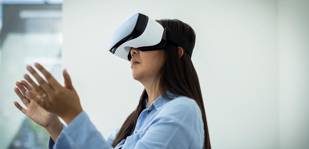 Kvinna använder VR hjälm.