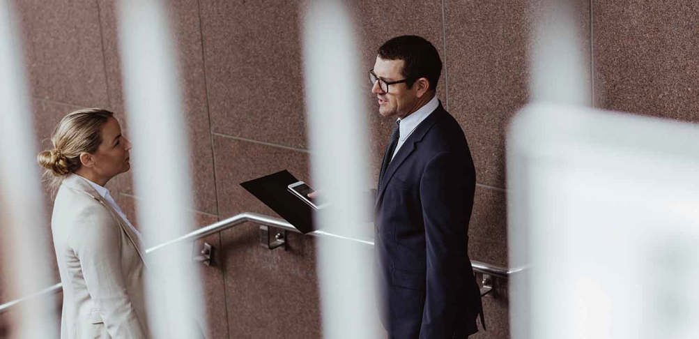 Två personer som samtalar