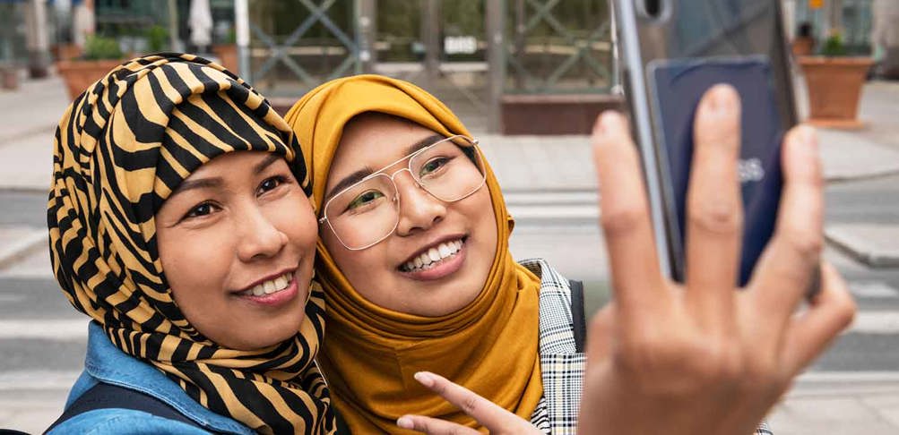 Två personer tar en selfie tillsammans.