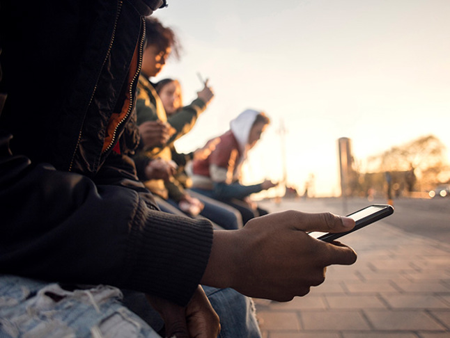 Närbild på händer som håller i en mobiltelefon