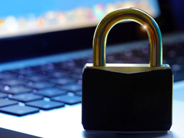 Närbild på hänglås framför ett tangentbord