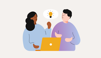 En man och en kvinna i dialog framför en bärbar dator. En glödlampa lyser ovan dem symboliserande en idé.