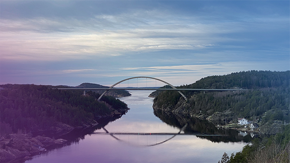 Fotografi på bro över älv